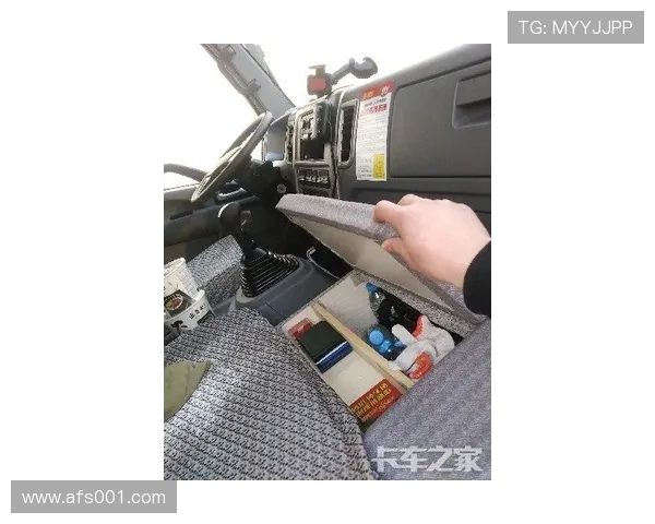 挖掘机驾驶室人体工学座椅改装